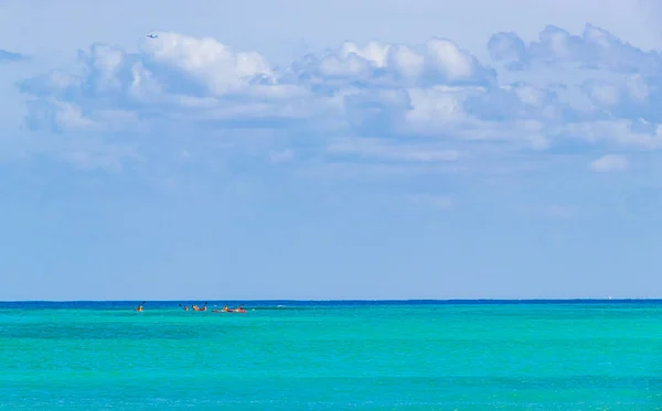 Pessoas Com Canoas Vermelhas Mar Praia Mexicana Tropical Vista Panorâmica — Fotografia de Stock