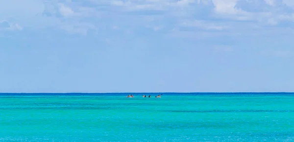 Personas Con Canoas Rojas Mar Playa Tropical Mexicana Vista Panorámica — Foto de Stock