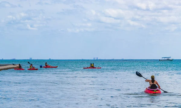 Playa Del Mexico Октябрь 2021 Люди Красными Каноэ Море Пляже — стоковое фото