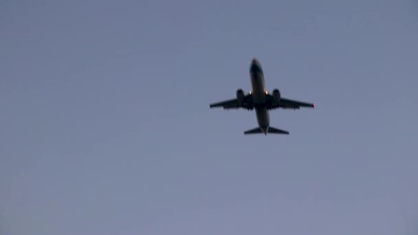 イタリアの上の飛行機と暗い青空ビーチロドスギリシャ — ストック動画