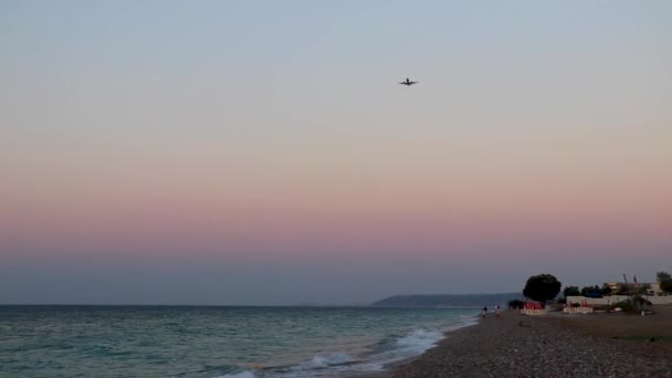 Πτήση Αεροπλάνο Στο Πιο Όμορφο Πολύχρωμο Ηλιοβασίλεμα Ialysos Beach Rhodes — Αρχείο Βίντεο