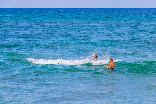 Pessoas Nadam Água Azul Turquesa Panorama Natural Paisagem Costeira Praia — Fotografia de Stock