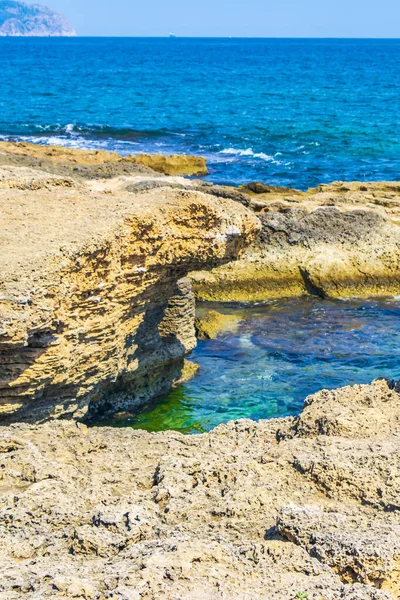 Áspero Panorama Natural Paisagem Costeira Praia Com Ondas Água Azul — Fotografia de Stock