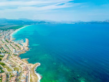 Doğal kıyı ve sahil insansız hava araçları Alcudia Körfezi 'nden turkuaz su dalgaları ve ormanlar ile İspanya' nın Balear Adası Mallorca 'daki Can Picafort' ta Playa del Muro.