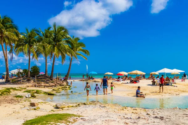 Playa del Carmen 28. Mayıs 2021 Tropikal Meksika plajı ve Punta Esmeralda, Playa del Carmen Mexico 'dan panorama manzarası.
