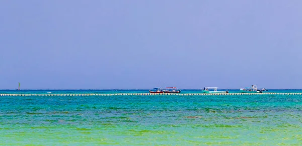 Båtar Och Båtar Mellan Cozumel Och Den Tropiska Mexikanska Stranden — Stockfoto