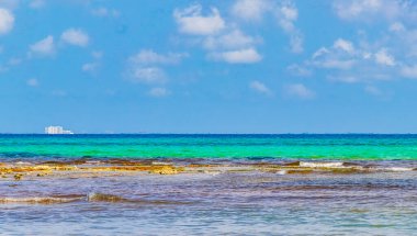 Berrak turkuaz mavi suyu ve Punta Esmeralda Playa del Carmen 'deki Cozumel adasının manzaralı tropik Meksika plajı..