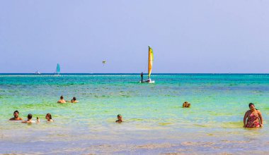 Playa del Carmen Meksika 28 numara. Mayıs 2021 Tropikal Meksika plajı ve Punta Esmeralda, Playa del Carmen Mexico 'dan panorama manzarası.