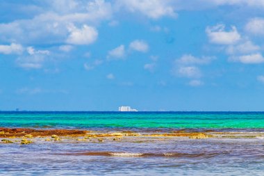 Playa del Carmen Meksika 28 numara. Mayıs 2021 Tropikal Meksika plajı ve Punta Esmeralda, Playa del Carmen Mexico 'dan panorama manzarası.