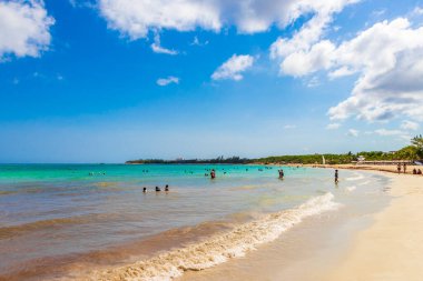 Playa del Carmen Meksika 28 numara. Mayıs 2021 Tropikal Meksika plajı ve Punta Esmeralda, Playa del Carmen Mexico 'dan panorama manzarası.