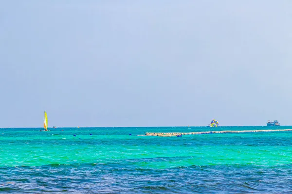 Båtar Och Båtar Mellan Cozumel Och Den Tropiska Mexikanska Stranden — Stockfoto