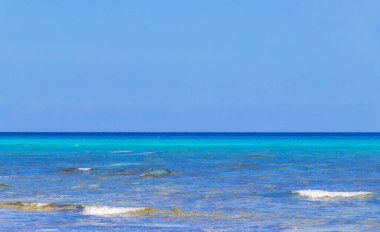 Playa del Carmen Meksika 'daki Punta Esmeralda' dan tropik Meksika plajı ve panorama manzarası.