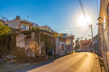 Rodos Yunanistan 01. Ekim 2018 Yunanistan 'da Rodos' taki eski yıkılmış hasarlı ve kirli evler ve binalar.