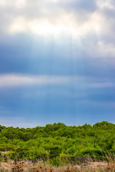 Ηλιαχτίδες Από Τον Ουρανό Τραχύ Φυσικό Παράκτιο Τοπίο Πανόραμα Στο — Φωτογραφία Αρχείου