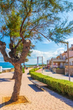 Mallorca İspanya 14. Eylül 2018 Promenade ve sahil manzarası turkuaz su dağları ile panorama İspanya 'nın Mallorca adasındaki Can Picafort' ta halk ve turistlere tatil.