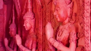 Duvar figürleri Wat Sila Ngu ile Tayland 'da Koh Samui' de Kızıl Tapınak Wat Ratchathammaram 'ı temsil ediyor..