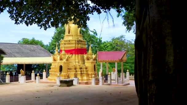 寺院の黄金の仏塔ワット シーラ ジャイド チェディ シーラ Thani Thailand — ストック動画