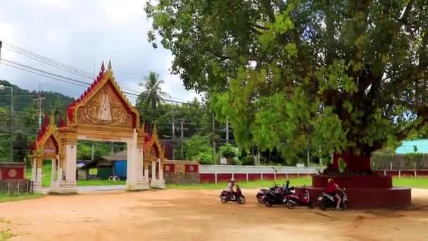 Surat Thani Thailand 2018年5月サムイ島ワット ラチャタンマーラム寺院入口ゲートのカラフルな建築 Surat Thani Thailand — ストック動画