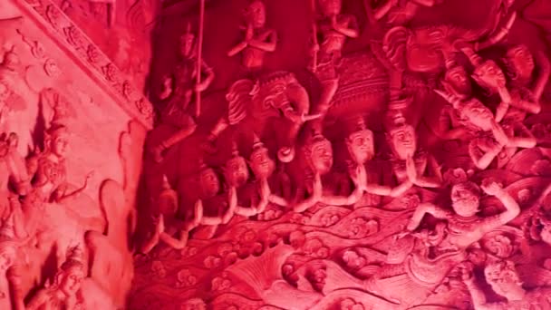 Figuras Murales Oración Esculturas Wat Sila Ngu Con Templo Rojo — Vídeo de stock