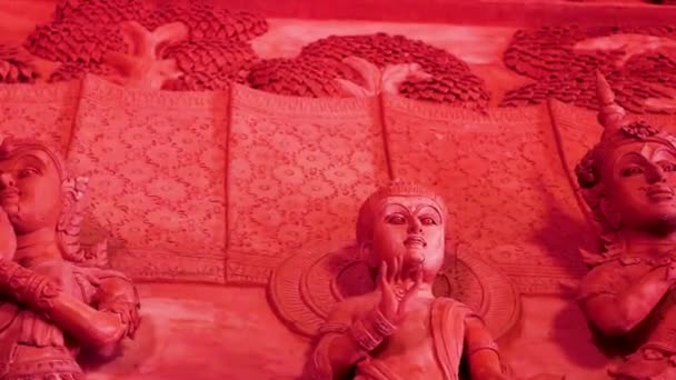 Figuras Murales Oración Esculturas Wat Sila Ngu Con Templo Rojo — Vídeo de stock