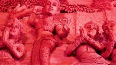 Duvar figürleri Wat Sila Ngu ile Tayland 'da Koh Samui' de Kızıl Tapınak Wat Ratchathammaram 'ı temsil ediyor..