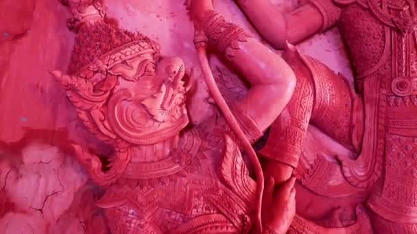 Figuras Murales Lucha Esculturas Wat Sila Ngu Con Templo Rojo — Vídeo de stock