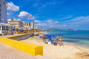 Mallorca İspanya 14. Eylül 2018 Promenade ve sahil manzarası turkuaz su dağları ile panorama İspanya 'nın Mallorca adasındaki Can Picafort' ta halk ve turistlere tatil.