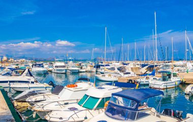 Mallorca İspanya 14. Eylül 2018 'de İspanya' nın Balearic Adası Mallorca 'daki Can Picafort' ta teknelerle turkuaz suda yüzen teknelerle Gezinti Alanı.