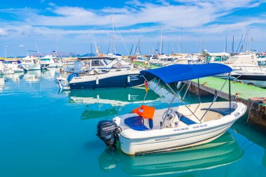 Mallorca İspanya 14. Eylül 2018 'de İspanya' nın Balearic Adası Mallorca 'daki Can Picafort' ta teknelerle turkuaz suda yüzen teknelerle Gezinti Alanı.