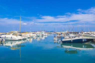 Mallorca İspanya 14. Eylül 2018 'de İspanya' nın Balearic Adası Mallorca 'daki Can Picafort' ta teknelerle turkuaz suda yüzen teknelerle Gezinti Alanı.