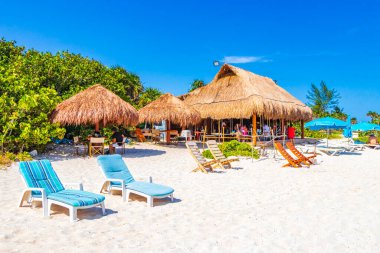 Playa del Carmen Meksika 28 numara. Mayıs 2021 Meksika plajındaki güneş yatakları ve tropikal kulübeler ve Playa del Carmen Meksika 'daki Punta Esmeralda manzaralı panorama..