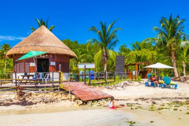 Playa del Carmen Meksika 28 numara. Mayıs 2021 Şemsiyeler ve Meksika plajındaki tropikal kulübeler ve Playa del Carmen Meksika 'daki Punta Esmeralda manzaralı panorama..