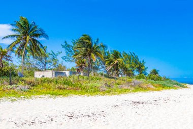 Playa del Carmen Meksika 'daki Punta Esmeralda' dan tropik Meksika plajı ve panorama manzarası.
