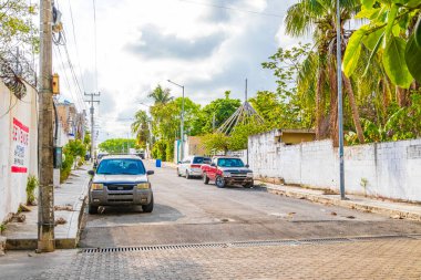 Playa del Carmen Meksika 28 numara. Mayıs 2021 Tipik cadde ve şehir manzarası Luis Donaldo Colosio Playa del Carmen 'in arabaları ve binalarıyla Meksika' da.