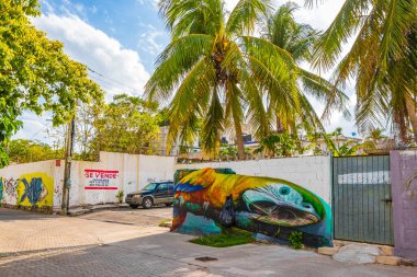 Playa del Carmen Meksika 28 numara. Mayıs 2021 Playa del Carmen Meksika 28. Mayıs 2021 Tipik cadde ve şehir manzarası Luis Donaldo Colosio Playa del Carmen 'in arabaları ve binalarıyla Meksika' da.