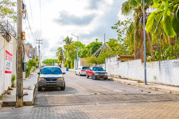 Playa del Carmen Meksika 28 numara. Mayıs 2021 Tipik cadde ve şehir manzarası Luis Donaldo Colosio Playa del Carmen 'in arabaları ve binalarıyla Meksika' da.