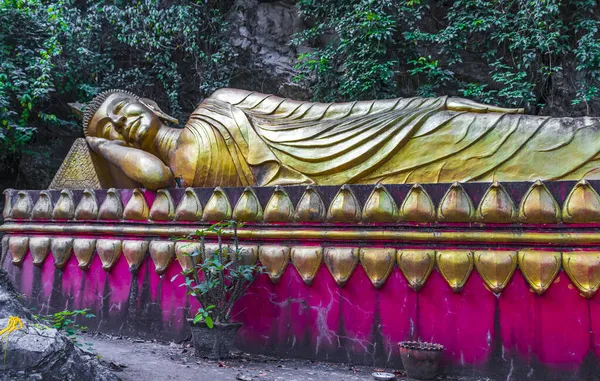 Estatua Dorada Buda Dormida Montaña Phousi Hill Wat Chom Stupa — Foto de Stock