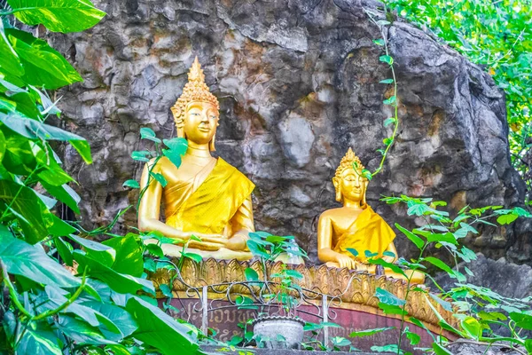 Złote Posągi Buddyjskie Figurki Wzgórzu Phousi Wat Chom Stupa Tropikalnym — Zdjęcie stockowe