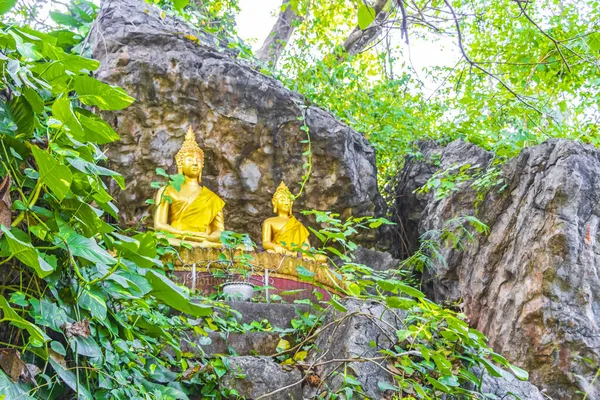 Złote Posągi Buddyjskie Figurki Wzgórzu Phousi Wat Chom Stupa Tropikalnym — Zdjęcie stockowe