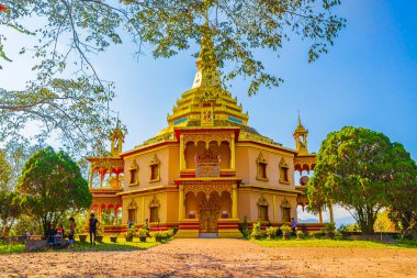 Luang Prabang Laos 22 numara. Kasım 2018 Wat Phol Phao Budist tapınağı altın ve kırmızı mimari Luang Prabang Laos 'taki en muhteşem tapınaklar.