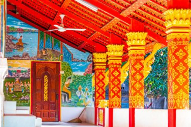 Wat Phol Phao Budist tapınağı altın ve kırmızı detaylı mimari ve sanat Luang Prabang Laos 'taki en muhteşem tapınaklar.