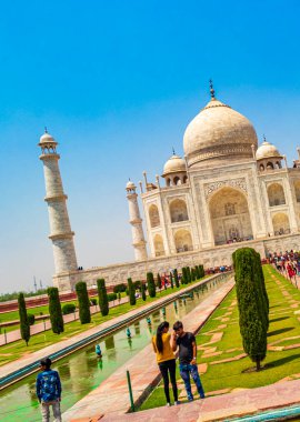 Uttar Pradesh Hindistan 10. Mai 2018 Taj Mahal Agra Hindistan 'da Mogul mermer mozolesi ve 17. yüzyılın ünlü simetrik bahçelerinin panoraması.