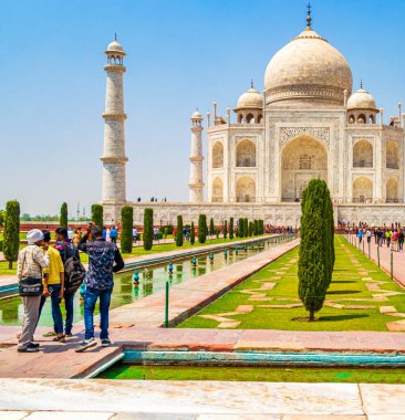 Uttar Pradesh Hindistan 10. Mai 2018 Taj Mahal Agra Hindistan 'da Mogul mermer mozolesi ve 17. yüzyılın ünlü simetrik bahçelerinin panoraması.