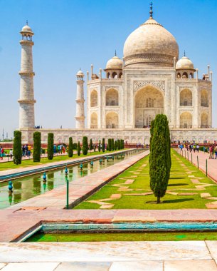 Agra Hindistan 'daki Taj Mahal 17. yüzyılın ünlü simetrik bahçelerinin mermer mozolesi ve panoraması..