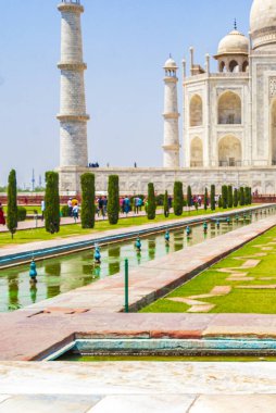 Agra Hindistan 'daki Taj Mahal 17. yüzyılın ünlü simetrik bahçelerinin mermer mozolesi ve panoraması..