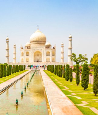 Agra Hindistan 'daki Taj Mahal 17. yüzyılın ünlü simetrik bahçelerinin mermer mozolesi ve panoraması..