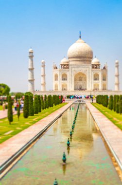 Agra Hindistan 'daki Taj Mahal 17. yüzyılın ünlü simetrik bahçelerinin mermer mozolesi ve panoraması..