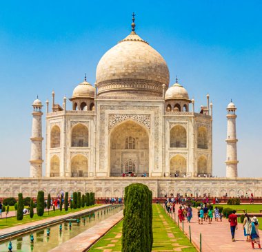 Agra Hindistan 'daki Taj Mahal 17. yüzyılın ünlü simetrik bahçelerinin mermer mozolesi ve panoraması..