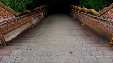 Koh Samui, Tayland 'daki Wat Sila Ngu Tapınağı' na yılanlı merdivenler..