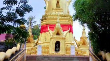 Koh Samui Surat Tayland 'da Wat Sila Ngu Jaidee (Chedi Sila Ngu) tapınağında merdivenleri olan altın stupa..